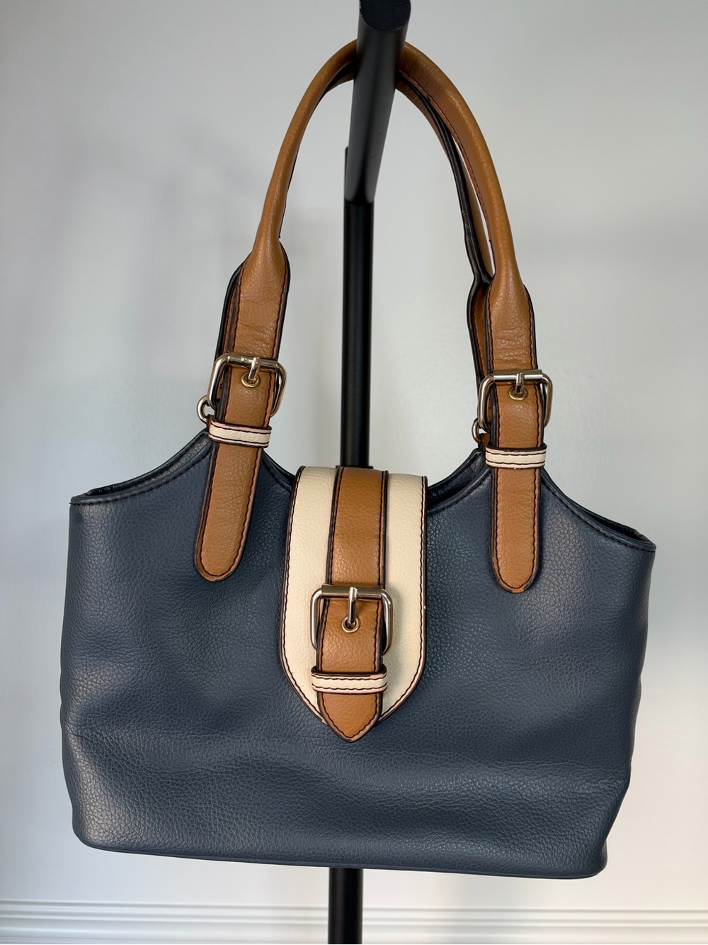 Vintage 90's Liz Claiborne Shoulder bag in Navy with Tan & Cream Trim